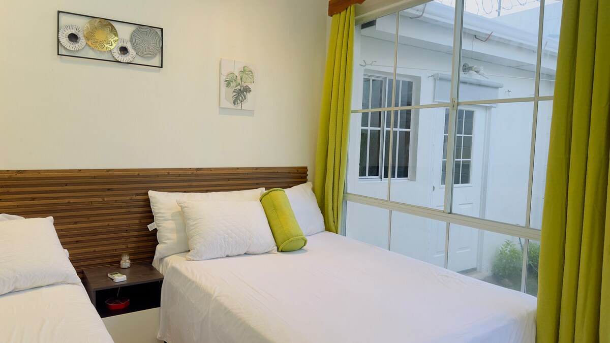 Гледка към градината от широк прозорец! 