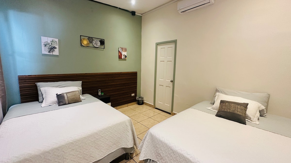 Спалня с 2 двойни легла и просторна самостоятелна баня! 