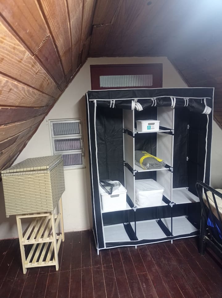 VZDUCHOVÉ MATRACE MÔŽU BYŤ NAFÚKANÉ. Horné poschodie chaty