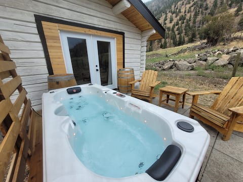 Cozy Cabin with Hot Tub: Wildlife Sanctuary!