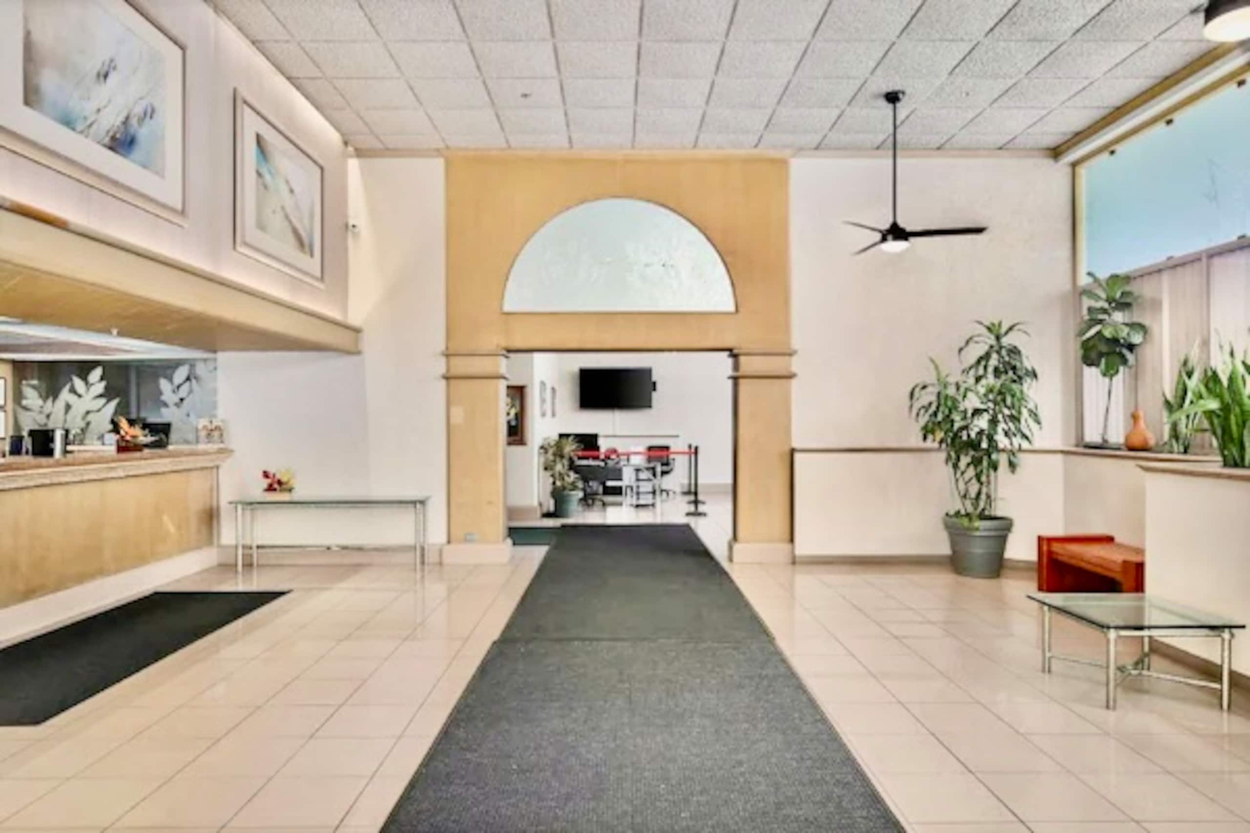 10FL-Upscale Tropical 1BR-Near Beach w/Parking - Image 52