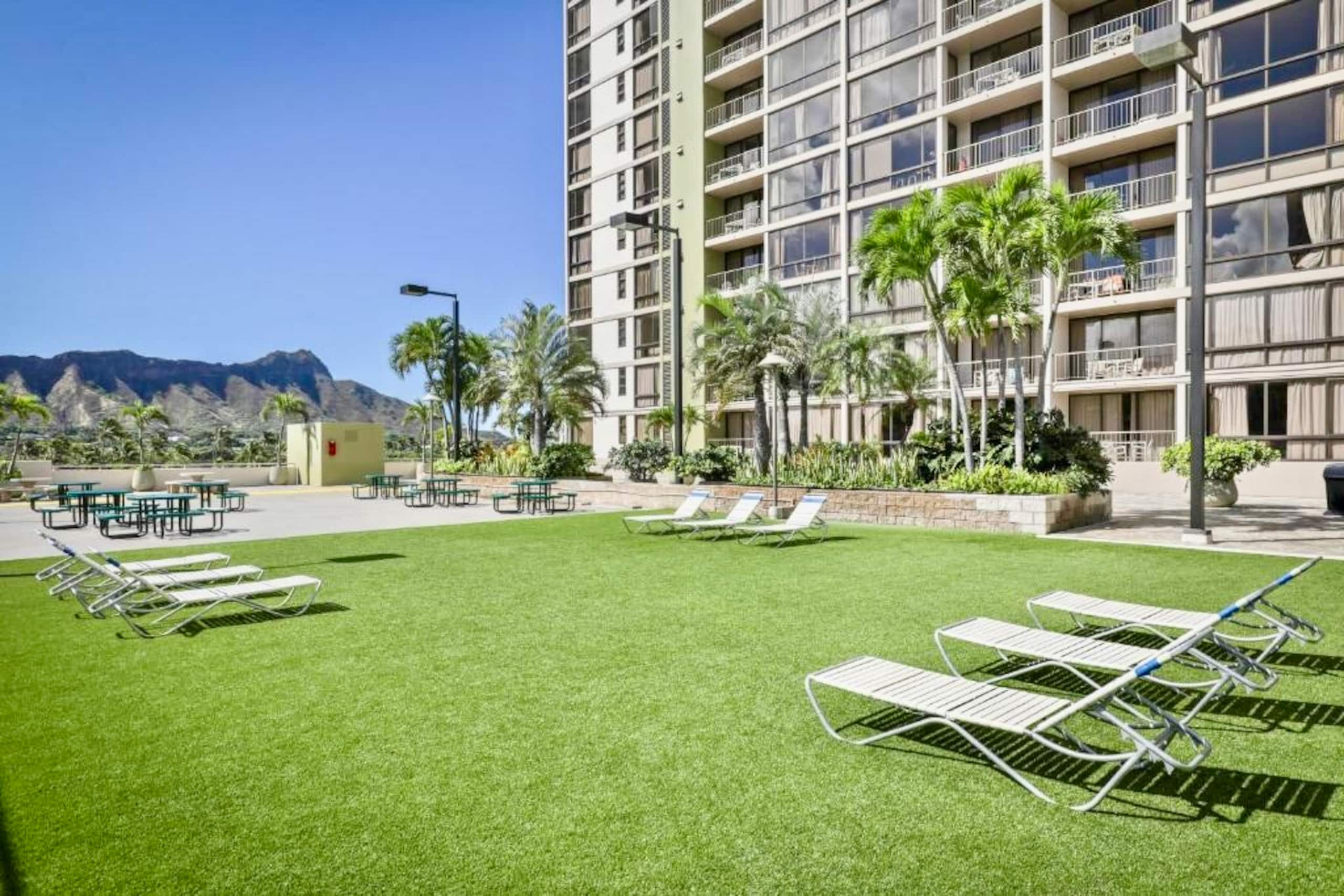 10FL-Upscale Tropical 1BR-Near Beach w/Parking - Image 58