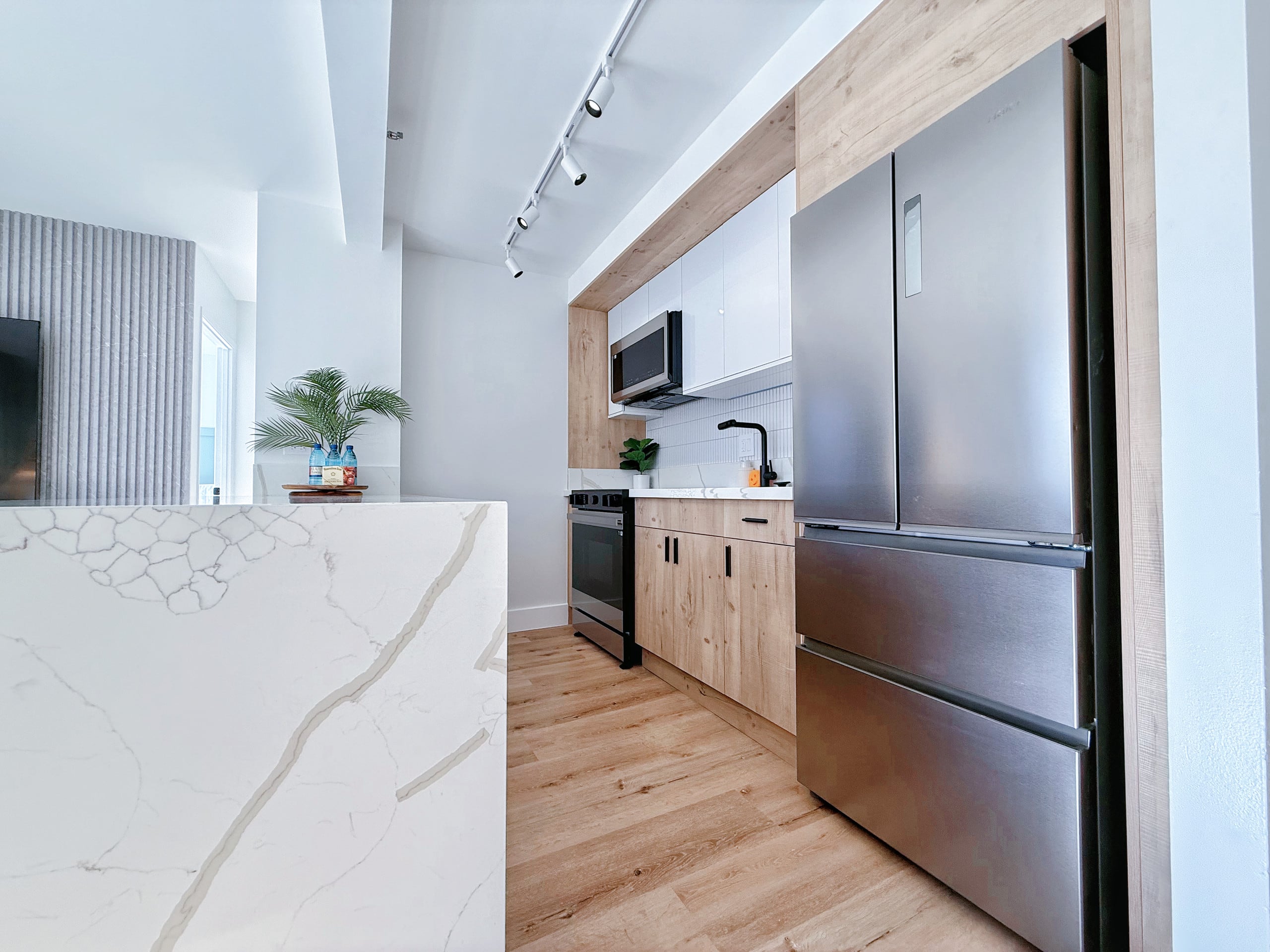 10FL-Upscale Tropical 1BR-Near Beach w/Parking - Image 17