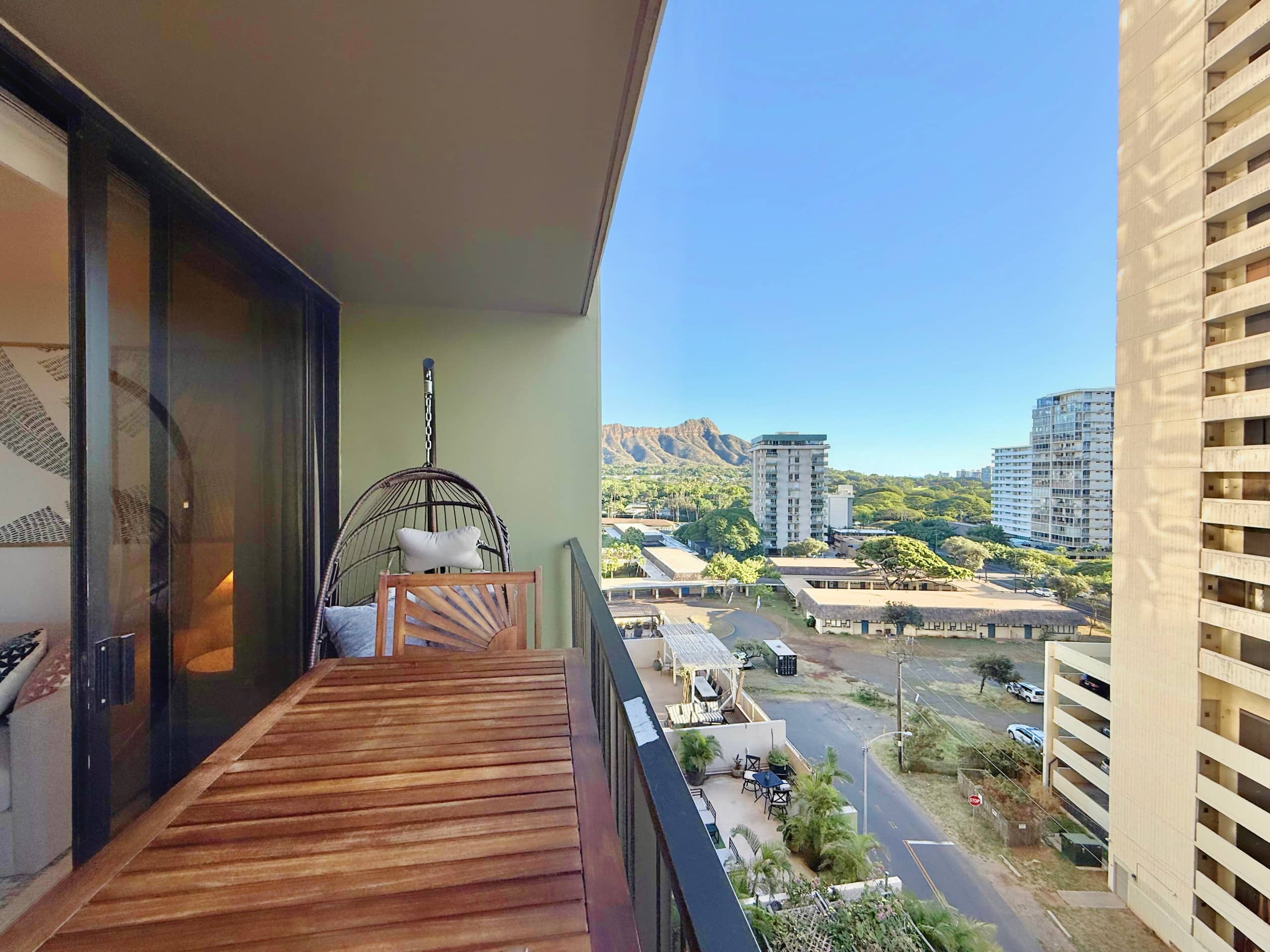 10FL-Upscale Tropical 1BR-Near Beach w/Parking - Image 41