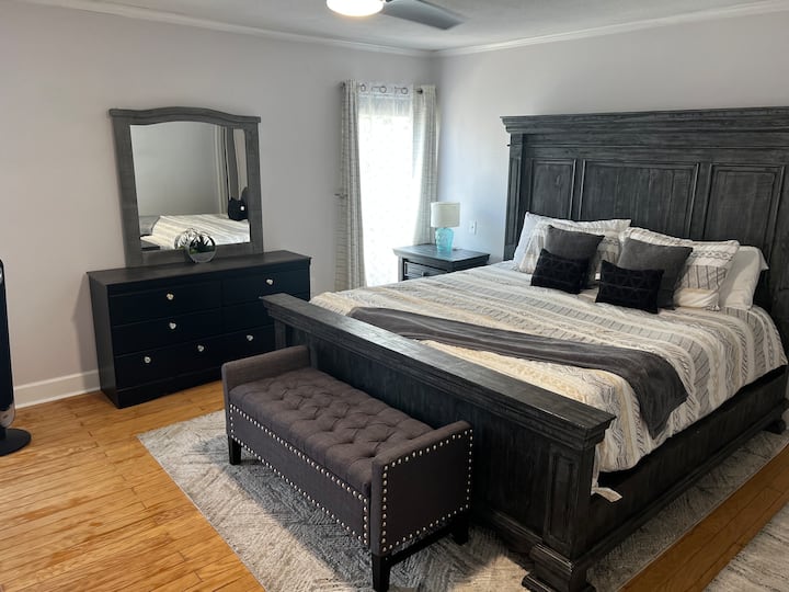 เรามีเตียงคิงไซส์ในห้องมาสเตอร์สวีท  