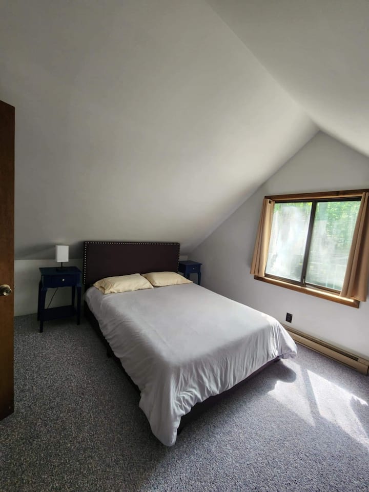 Jedna menšia manželská posteľ a jedna rozkladacia stolička, ktorá sa rozkladá na jednolôžko so súpravou plachiet, prikrývkou a vankúšom. 