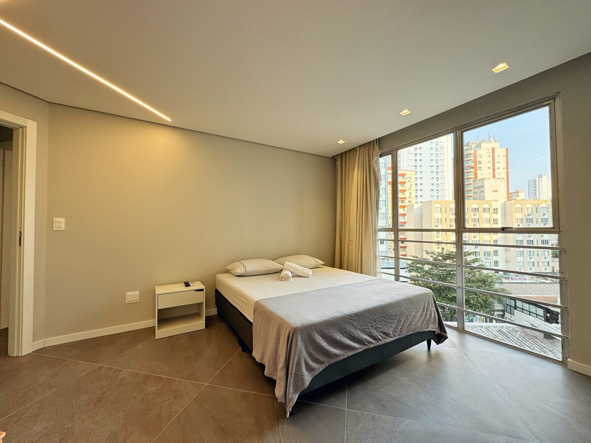 Chumba chenye nafasi kubwa chenye Kitanda aina ya Queen, Runinga na Kiyoyozi