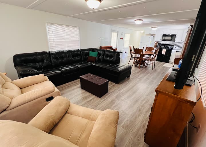 Pohodlná sekcia sprevádzaná dvoma mäkkými polohovacími kreslami. Uvoľnite sa a vychutnajte si 27 miestnych kanálov alebo sa prihláste do svojho účtu Amazon na fireTv, aby ste mohli streamovať svoje obľúbené relácie. 50-palcová televízia a vysokorýchlostný internet, ktoré vám pomôžu pohodlne sa vysporiadať.