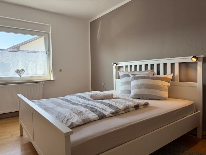 Cama doble grande de 180 x 200 metros