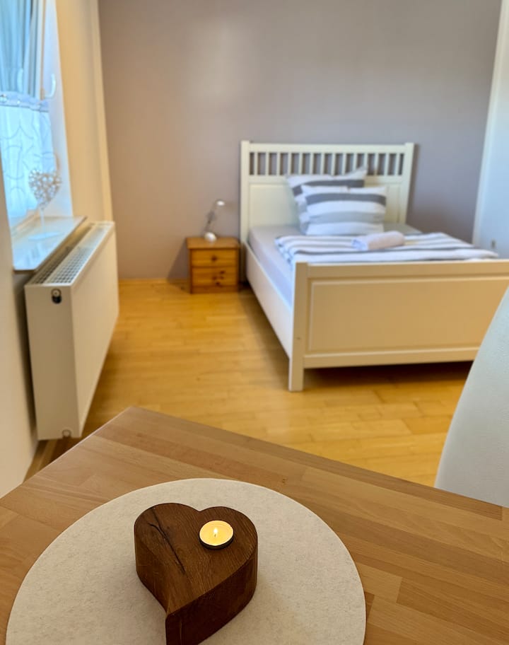 Cama doble pequeña de 140 x 200 cm