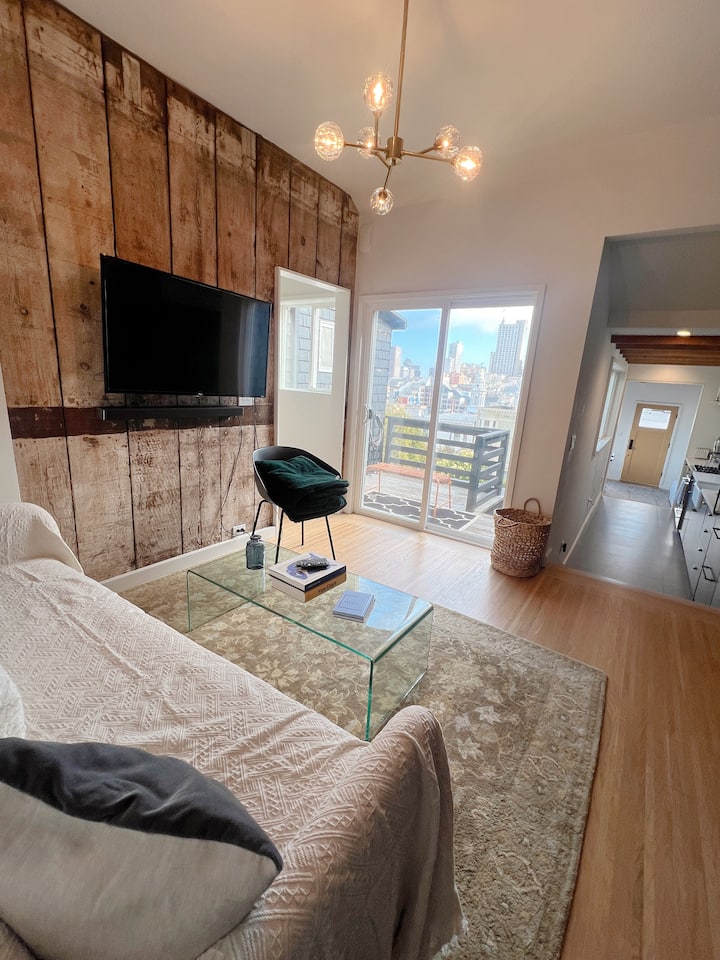 La sala de estar da a la vista de la bahía y la ciudad, con balcón al aire libre que da a la terraza. ¡Aquí está el porche/balcón con vistas espectaculares de la bahía y la ciudad!