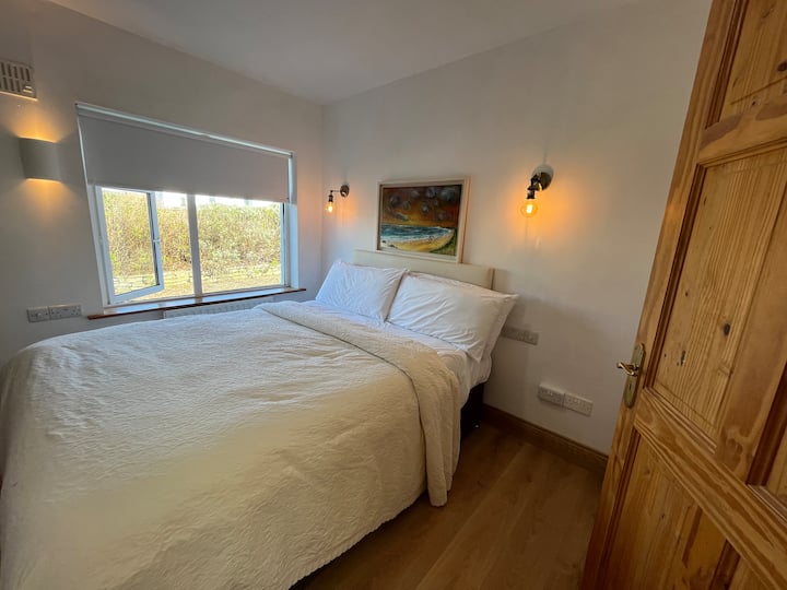 Kitanda aina ya King chenye starehe sana. 