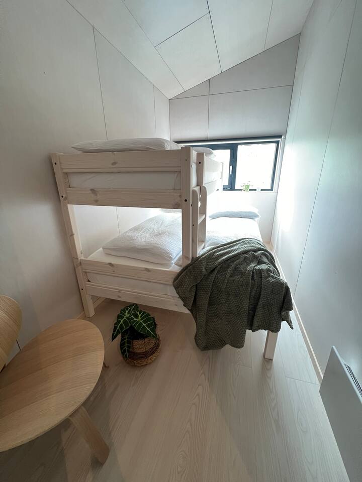 Couchette familiale avec de bons matelas. Lit 150x 200 cm en dessous et lit 90x 200 cm en haut !
