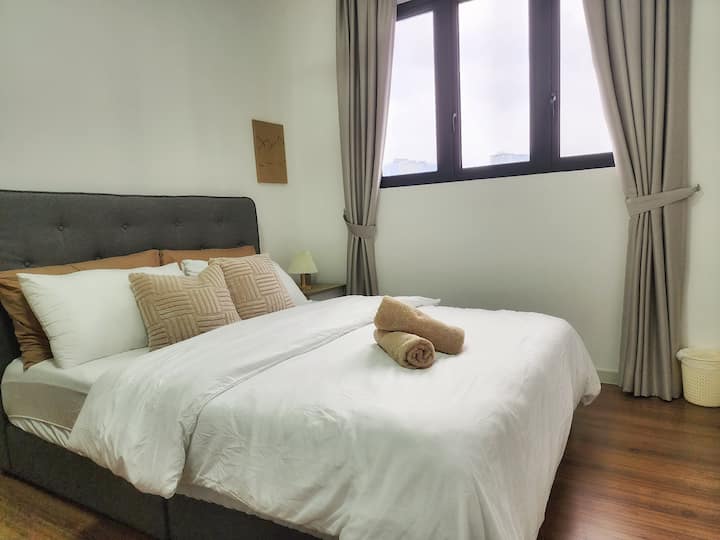 kitanda cha malkia, kabati la nguo, koni ya hewa, feni ya dari, mito