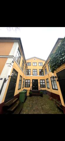 Rummelig lejlighed i flot, gammel bygning gallery image 2