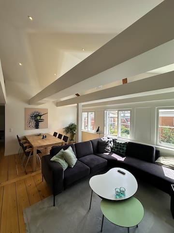 Rummelig lejlighed i flot, gammel bygning