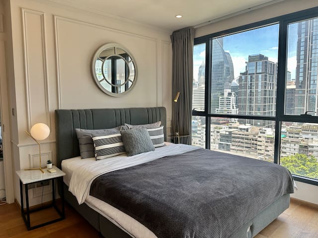 DowntownLuxury 2BR Condo/360° INFINITYPOOL@Chitlom