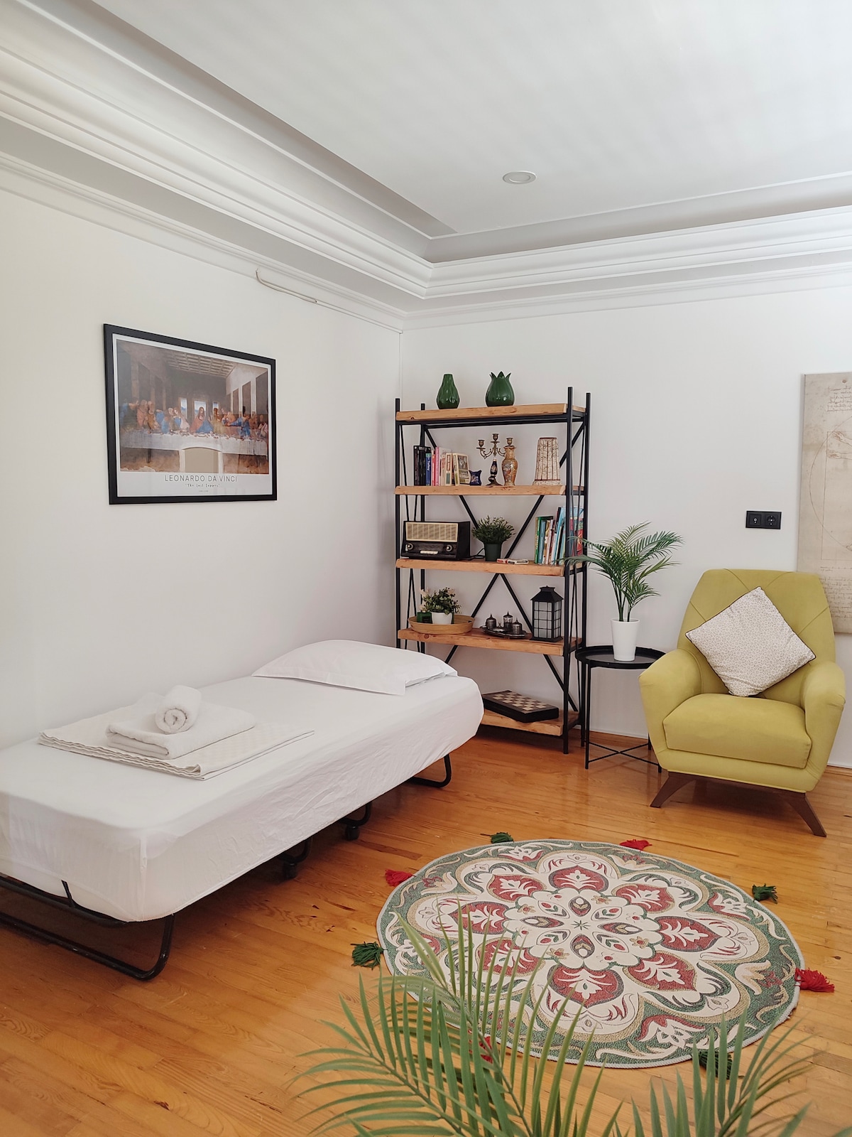 המיטה היחידה בסלון לא מונחת בחדר אלא אם כן התבקשה במפורש. אם תרצו להכין את המיטה הנוספת, יש לציין זאת.