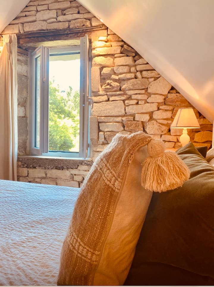 Dormitorio con jardín y vistas al atardecer 