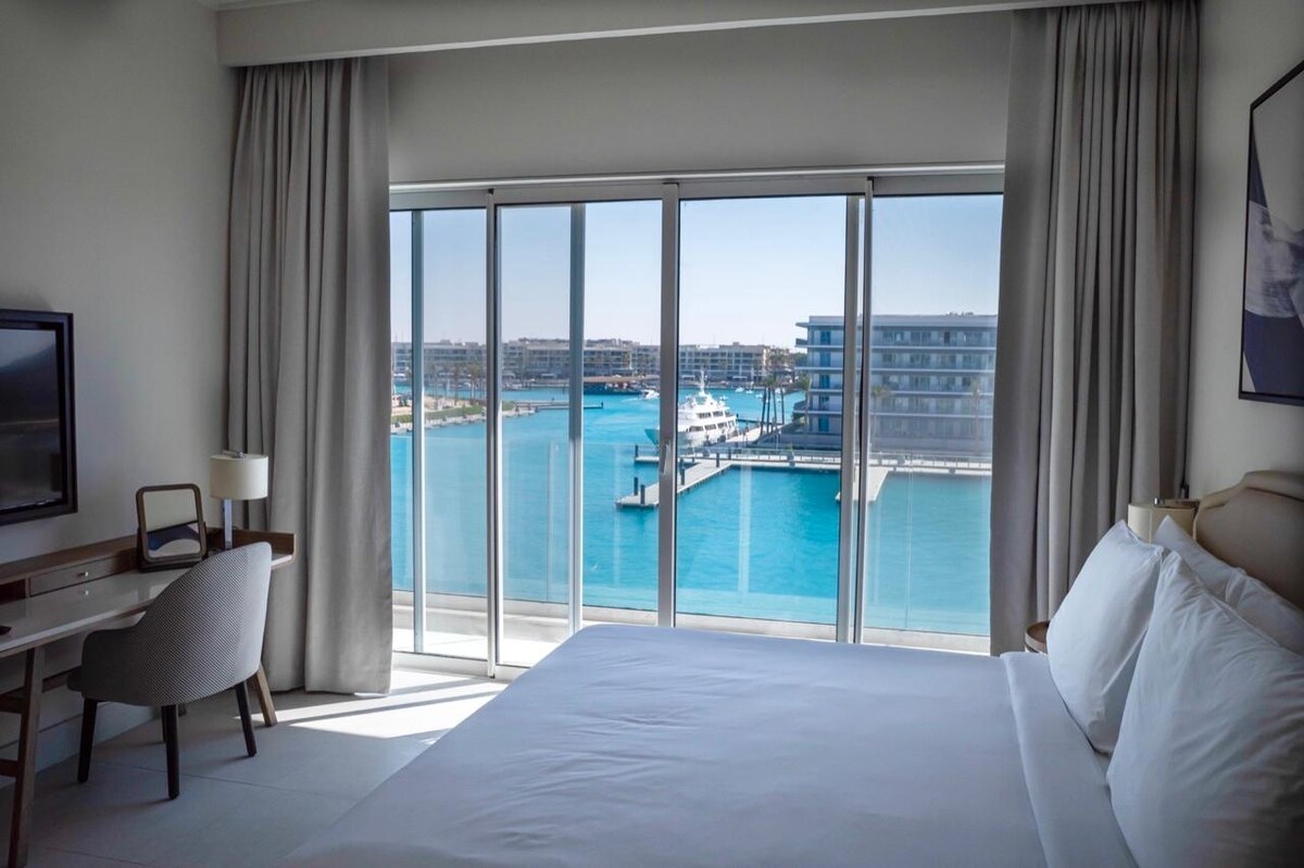 ห้องนอนใหญ่เตียงคิงไซส์ 