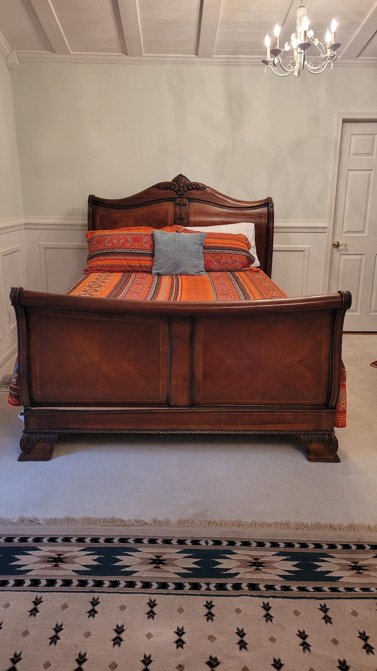 ეს საწოლის ახალი გადასაფარებელია. Ოთახში ერთი საწოლია. 