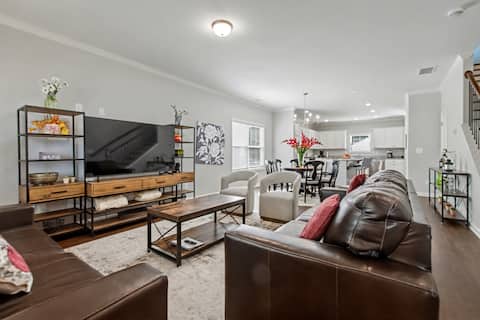 Popular Airbnb listing: New Marietta 3BR | Garage, King Bed & Open Kitchen in Marietta