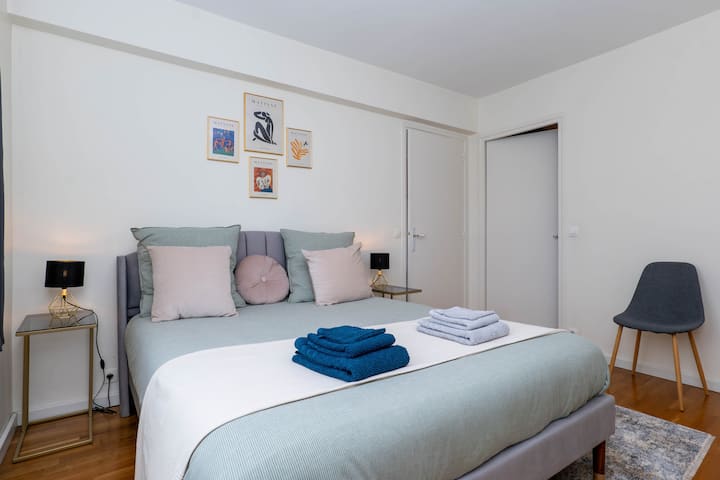 Room soberly set up to facilitate a restful sleep.