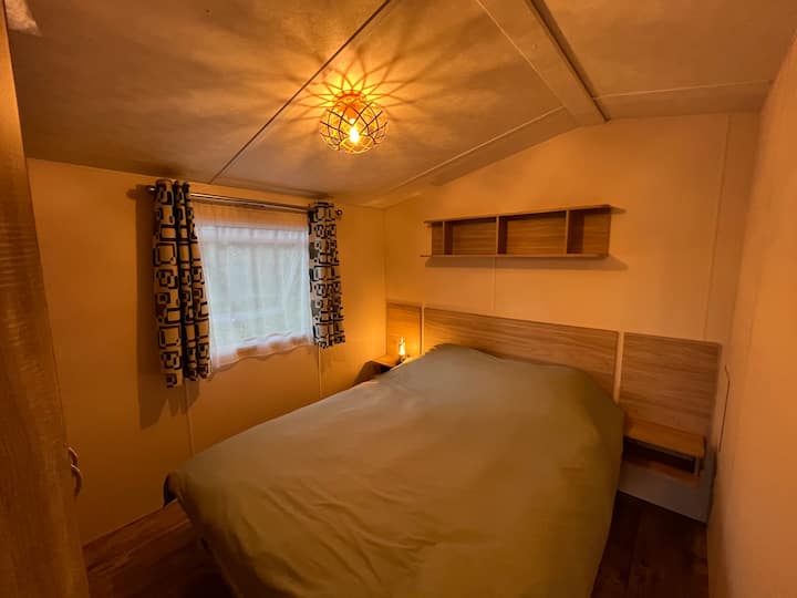 ორადგილიანი საწოლი მიკროსახლისთვის (საწოლი გასწორებულია)