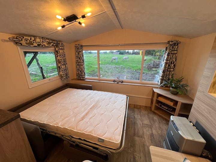 მიკროსახლის ორმაგი გასაშლელი დივანი (საწოლები იქნება გადასაფარებლად)