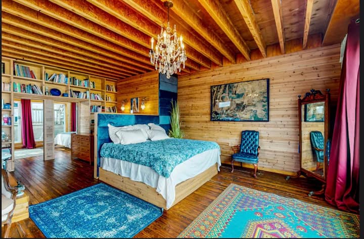 Ten en cuenta que las dos habitaciones principales tamaño king tienen baño privado que están abiertos a la habitación. No tienen paredes ni puertas. Consulta las fotos y las descripciones.