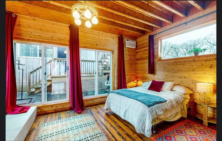 Ten en cuenta que las dos habitaciones principales tamaño king tienen baño privado que están abiertos a la habitación. No tienen paredes ni puertas. Consulta las fotos y las descripciones.