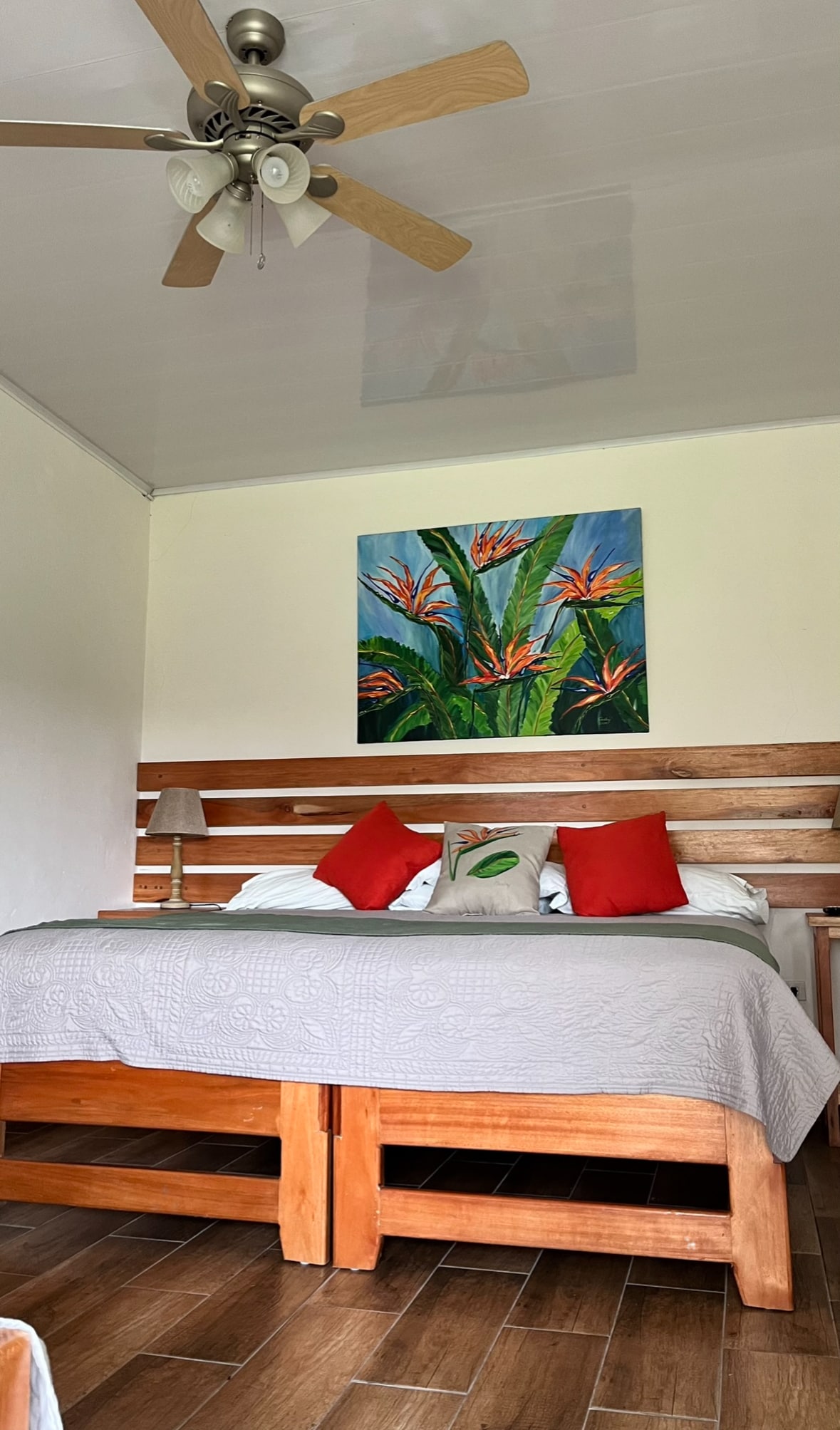 מיטת קינג סייז. אפשר גם להזמין את המיטות בנפרד אם אתם רוצים.