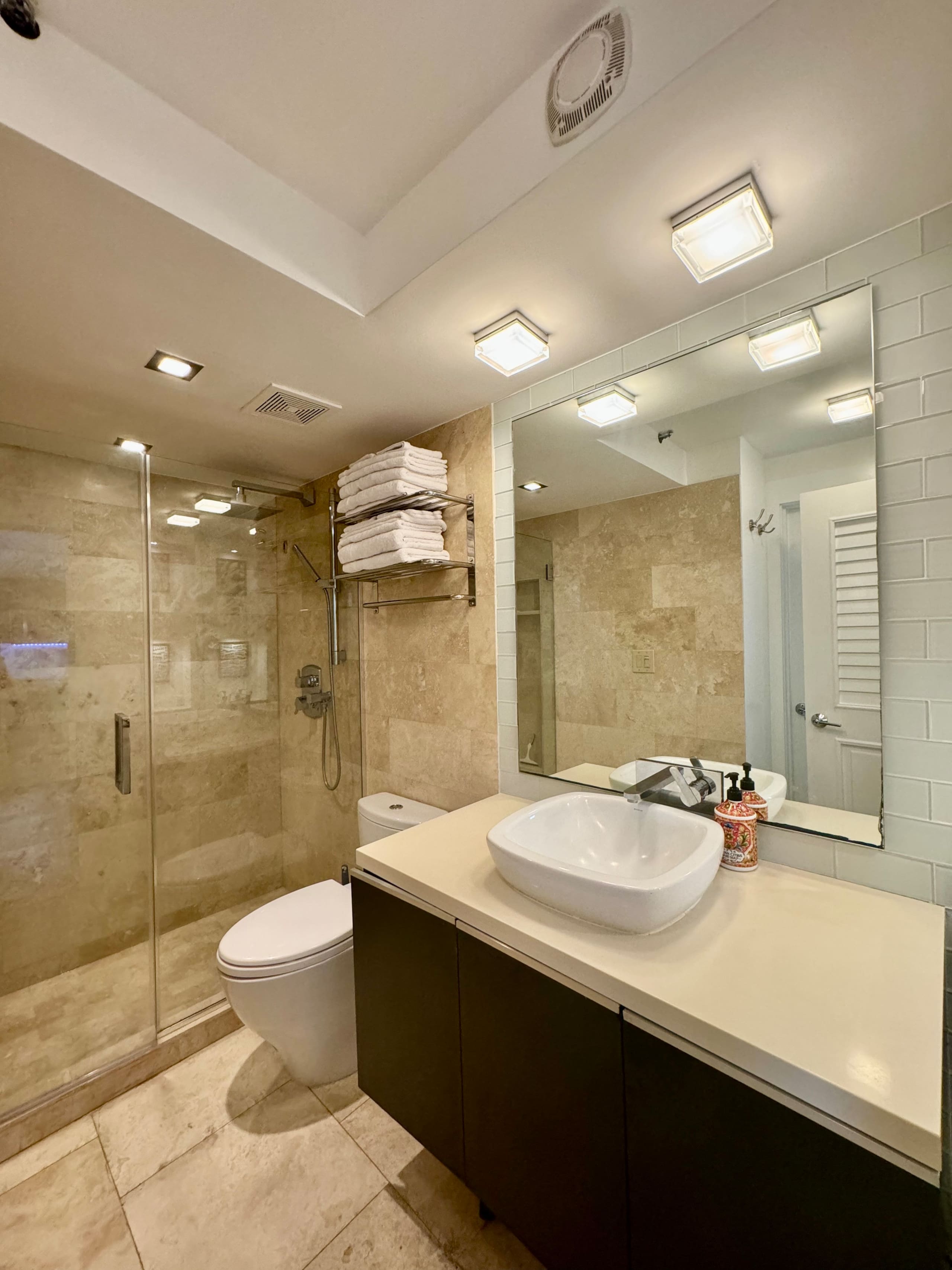 Hotel in Honolulu · ★4.77 · 1 bedroom · 3 beds · 1 private bath - Image 32