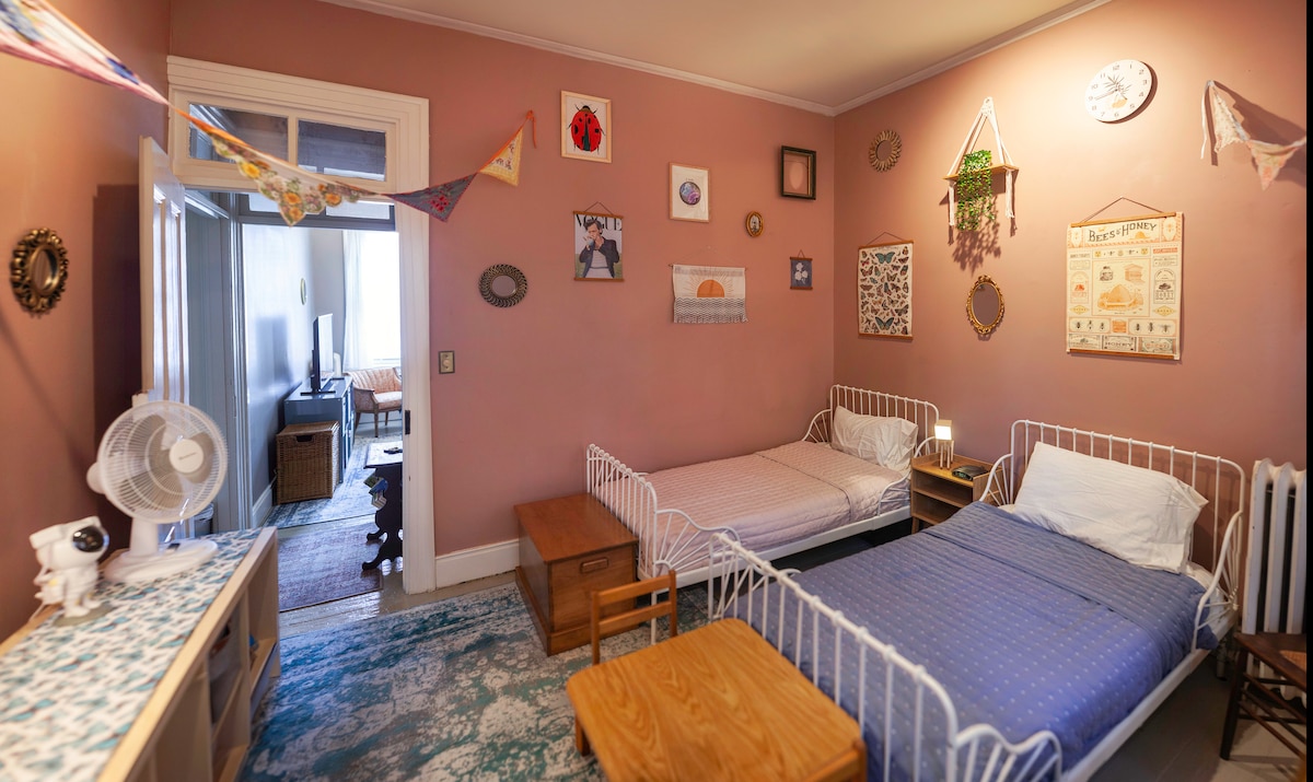 This is known as the “kids room”. 2 single beds. Plenty of books and toys for kids to enjoy. 