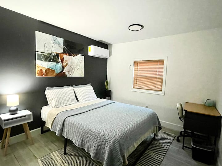 Posteľ veľkosti Queen s úplne novým matracom.