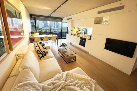 Top performing Airbnb: Top Floor Arts Precinct w King Bed, Pool, Steam Rm in Southbank