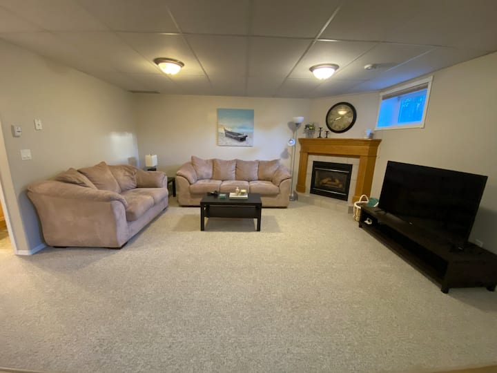 Beautiful Basement In Morden - Morden