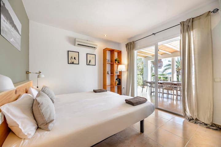 Double bedroom with air conditioning and direct access to the terrace, Villa Suki, Ibiza.