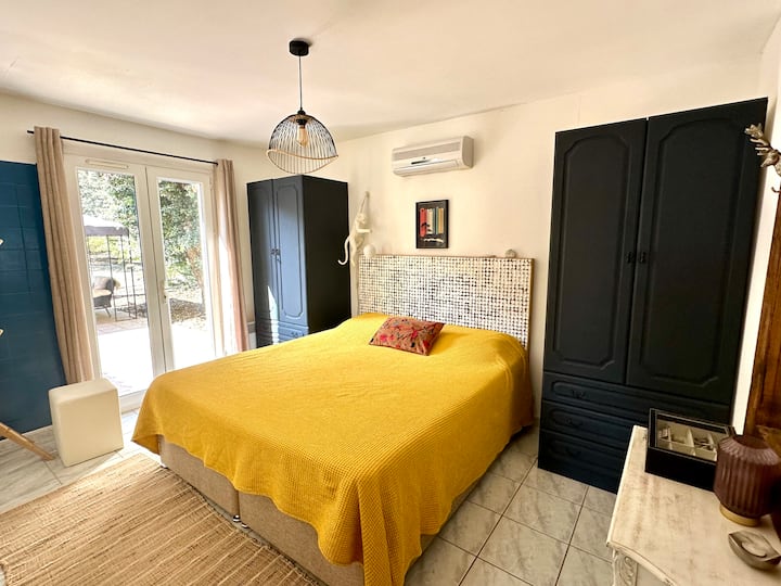 Главна спалня със суперголямо двойно легло