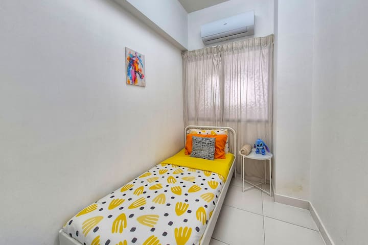 Მეორე საძინებელი ერთადგილიანი საწოლით.