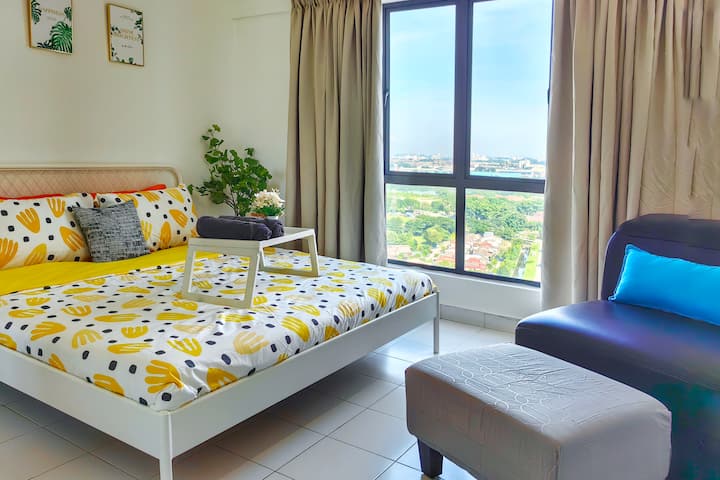 Მთავარ საძინებელში არის დიდი ზომის საწოლი რბილი თეთრეულითა და ბალიშებით. Საწოლის გვერდით მყუდრო დივანი გიწვევთ დასასვენებლად და დასასვენებლად, რომელიც იდეალურია ხანგრძლივი დღის შემდეგ წასაკითხად ან დასასვენებლად.