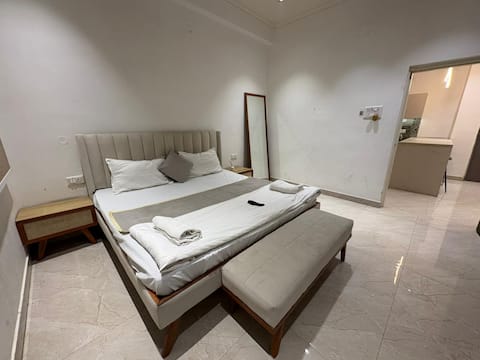 One Room in 2BHK- AC|TV| Balcony (Non kitchen)