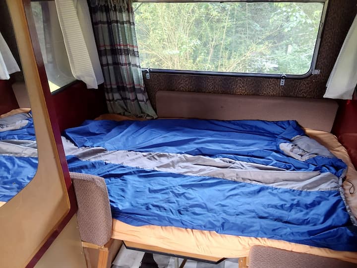 Karvan i rehatshëm me ndriçim, ngrohje dhe pjatë të nxehtë për maksimumi 2 persona 