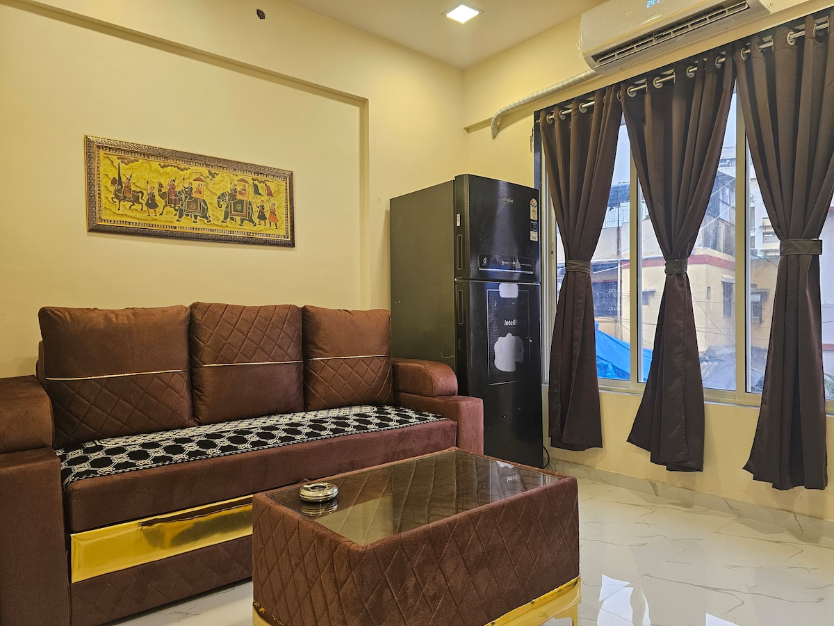 غرفة المعيشة: غرفة المعيشة الخاصة بنا مجهزة بكل ما تحتاجه للاسترخاء والترفيه. انغمس في سرير الأريكة المريح الخاص بنا، أو بث عروضك المفضلة على Netflix/ Prime أو استمتع بأمسية هادئة في. مزيج مثالي من الراحة والراحة.
