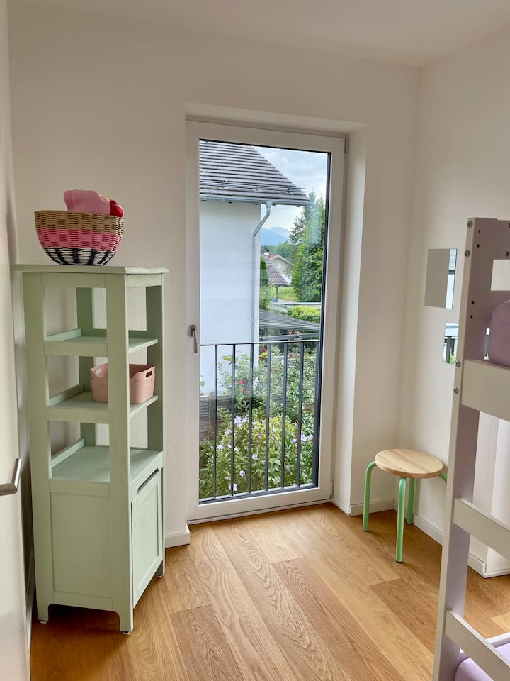 Úložné priestory a zrkadlá - výhľad do záhrady a na hory