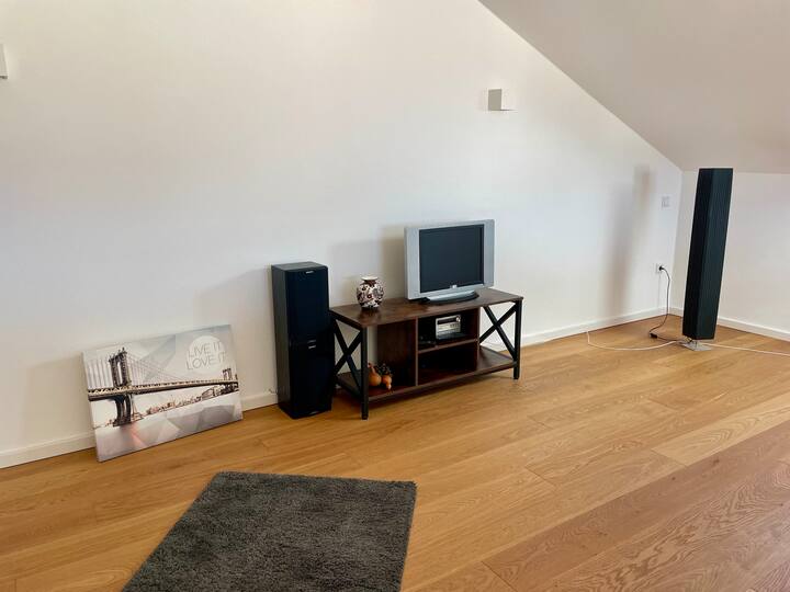 2. Obývací priestor v štúdiu na 2. poschodí 