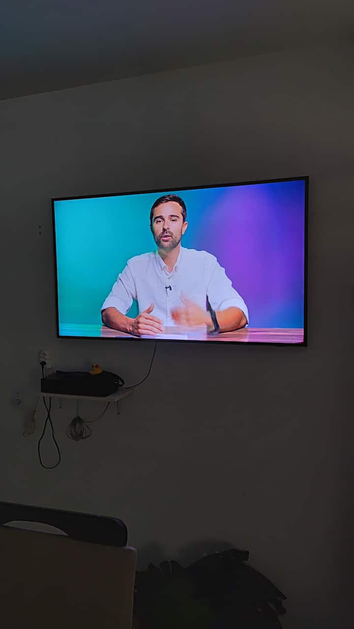 Televisión Samsung de 55 pulgadas con Netflix,  Samsung TV, Globoplay con BBB, Amazon Prime. El pueblo ve la programación en la televisión si todo el mundo la acepta o si solo la estás usando. Tenemos un sofá junto a la cama en la sala de estar y un aire acondicionado refrigerado.