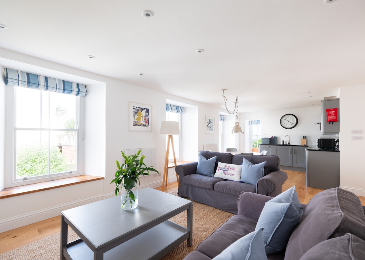 Successful Airbnb property: Elegant Georgian Apartment with Sea Views in Forrabury And Minster