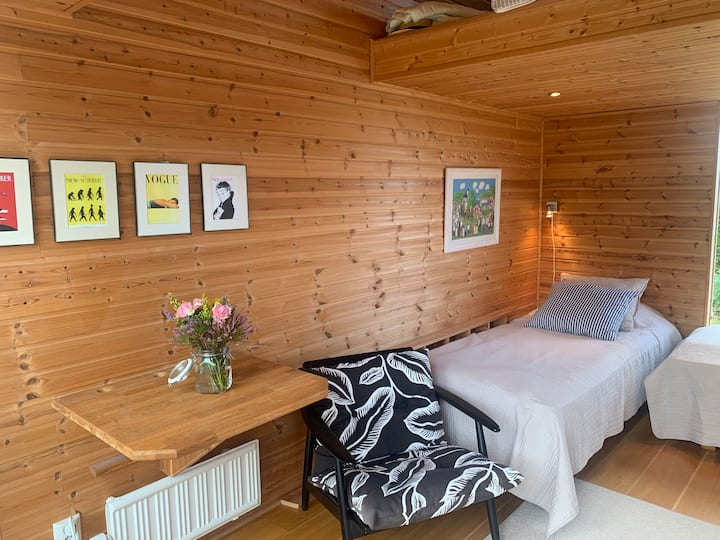 Aneksi 1 me dy krevate tek, një divan krevat për dy persona dhe një loft gjumi me dhomë për dy fëmijë. Dushi dhe tualeti modern dhe i bollshëm janë në këtë aneks.