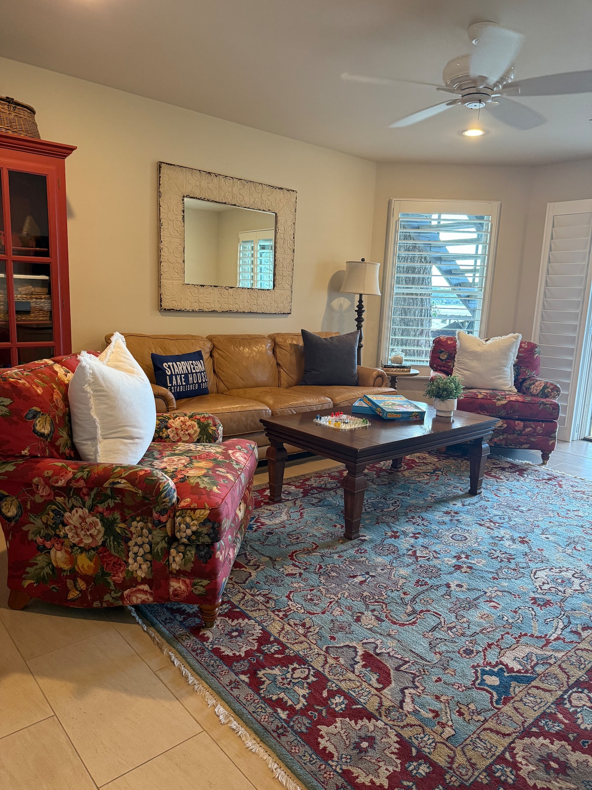 Furahia sebule ya pili chini na televisheni nyingine na kabati la mchezo. Kuna mlango wa kioo chini ya ngazi ikiwa watoto wadogo wanataka kutazama katuni wanayoipenda ya Disney kwa wakati wa 20 au watoto wakubwa wanataka kugeuza muziki juu kwa sauti kubwa. 